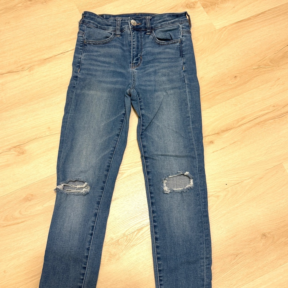 AMERICAN EAGLE Distressed light blue jeans, size 2 - Picture 2 of 8